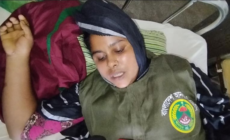 বাংলাদেশ আনসার ও গ্রাম প্রতিরক্ষা বাহিনী একটি বাংলাদেশী আধাসামরিক বাহিনী। বাহিনীটি দেশের অভ্যন্তরীন নিরাপত্তা, গুরুত্বপূর্ণ ব্যক্তি ও স্থাপনার নিরাপত্তা, মোবাইলকোর্ট পরিচালনা করা, দেশের আইন-শৃঙ্খলা রক্ষা, আর্থ-সামাজিক উন্নয়ন এবং দুর্যোগ মোকাবিলায় সরকার ও অন্যান্য বাহিনীকে সহায়তা প্রদান করে। বরিশাল জেলায় দুর্গাপূজায় নিরাপত্তা প্রদানে মন্ডপে ডিউটিরত রয়েছে ৪২৪২ জন আনসার সদস্য। বরিশাল সদর উপজেলার কাশিপুর ইউনিয়নের জাম্বুরাতলার বিহঙ্গ এলাকার বাসিন্দা রাবেয়া বেগম। দীর্ঘ দিন যাবৎ আনসার ভিডিপিতে কর্মরত রয়েছে এই নারী সদস্য। শারদীয় দুর্গাপূজা উপলক্ষে বরিশাল নগরীর ভাটিখানা পূজা মন্ডপে ডিউটিরত ছিল আনসার সদস্য রাবেয়া বেগম। হঠাৎ শারীরিক অসুস্থতা অনুভব করায় কর্তৃপক্ষকে অবহিত করে গত ৭ অক্টোবর সোমবার রাত নয়টার দিকে বাড়িতে যাওয়ার পথে জাম্বুরাতলা বাজার এলাকায় পৌছলে স্থানীয় মৃতঃ কেরামত সরদারের ছেলে সেরাজুল হক রাবেয়াকে দেখে কুরুচিপূর্ন অশ্লীল মন্তব্য করে। এতে নারী আনসার সদস্য প্রতিবাদ করায় আগে থেকে ওত পেতে থাকা শামসুল হক, ফয়জল হক, শহিদুল হক এলোপাতাড়ি ভাবে মারধর শুরু করে এবং জামাকাপড় ছিড়ে ফেলে। ডাক চিৎকার শুনে আনসার নারী সদস্যের ভাই সফিক, রাকিব ও মামা হেলার উদ্ধার করতে আসলে তাকেও মারধর করা হয়। পরে স্থানীয়রা এসে রাবেয়াকে উদ্ধার করে শেবাচিমে ভর্তি করে। বরিশাল জেলা আনসার ব্যাটালিয়নের উপ পরিচারক নাহিদ ইসলাম বরিশালটাইমসকে বলেন আমাদের নারী আনসার সদস্য রাবেয়া দুর্বৃত্তদের হামলার স্বীকারের কথা শুনে আমরা মেডিকেলে গিয়ে তাকে দেখে আসছি এবং তার চিকিৎসার ব্যাপারে খোজ খবর নিয়েছি। নারী আনসার সদস্যের উপর হামলাকারীদের বিরুদ্ধে বাহিনীর পক্ষ থেকে কঠোর ব্যবস্থা গ্রহন করা হবে। এ ঘটনায় মামলার প্রস্তুতি চলছে বলে জানান আহত নারী আনসার সদস্যে মাতা ফরিদা বেগম।